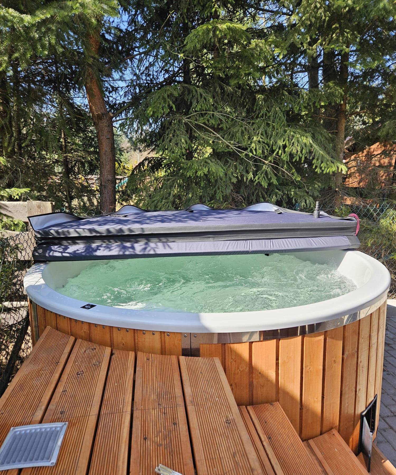 Dewniana balia z aero masażem zdjęcie z góry